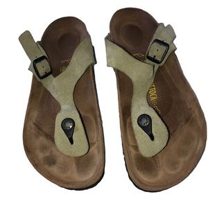 Birkenstock Gizeh Sandals in Khaki Suede